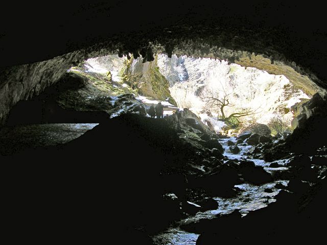 El arroyo entra en la cueva